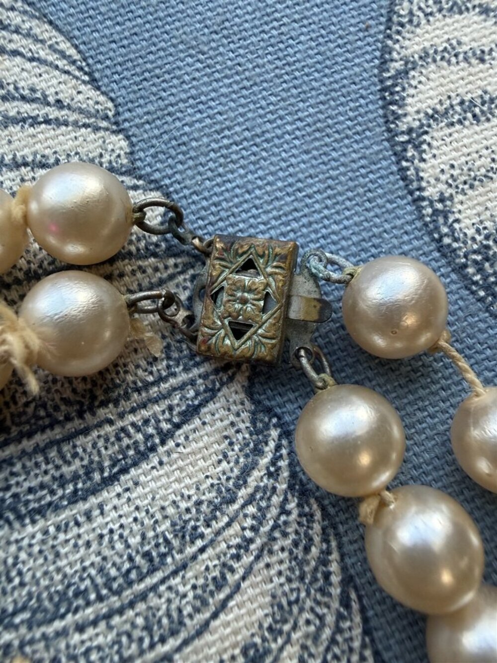 Vintage Faux Pearl Choker Necklace and Earring Set Ornate Clasp - Picture 4 of 6